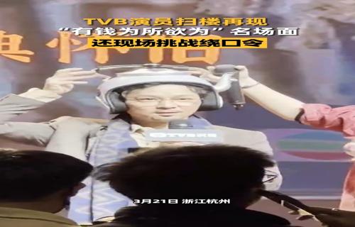 宋茜海边看落日白T牛仔裤演绎简约之美